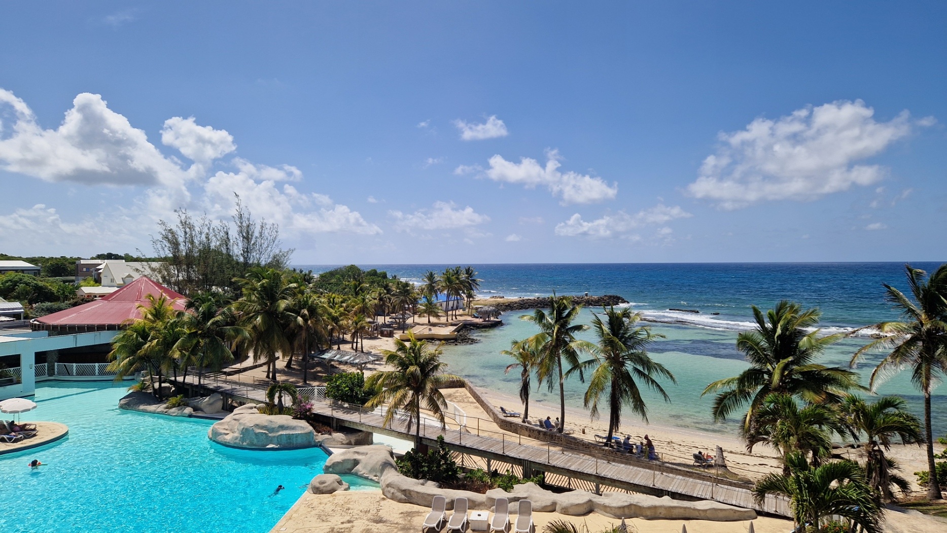 Piscine et plage du Manganao Village